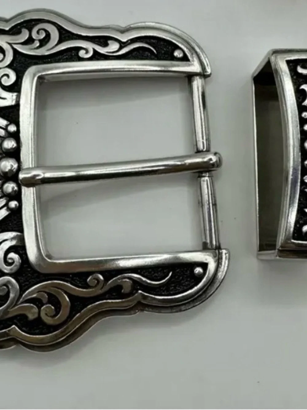 Vintage BISON GENUINE ITALIAN LEATHER Western Belt with Ornate Silver Buckle